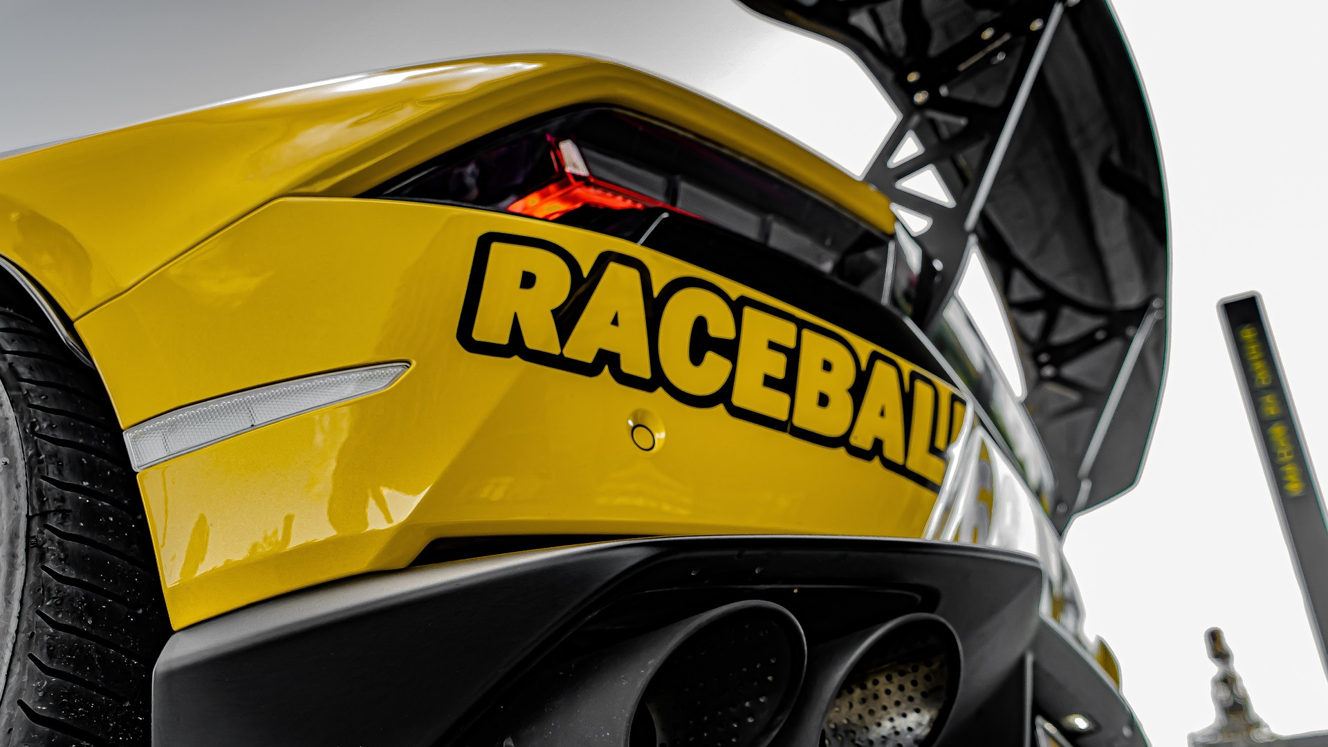 Spojler aerodynamiczny – do czego służy i dlaczego montuje się go w sportowych samochodach