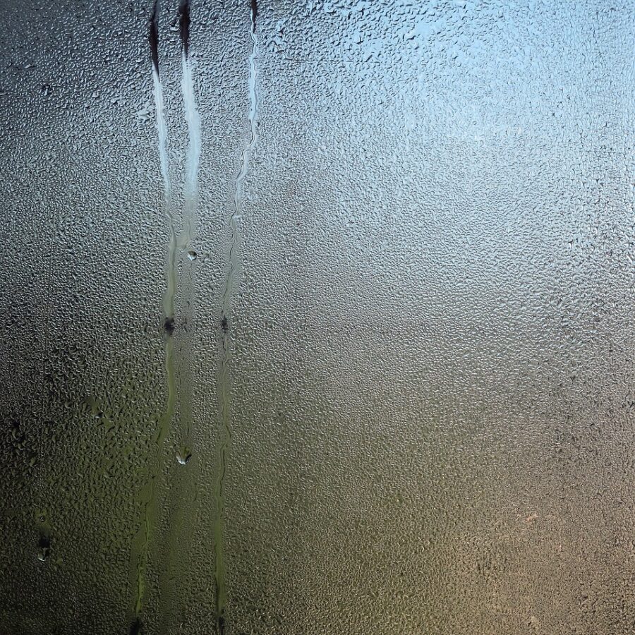 Dlaczego parują szyby w aucie i jak temu zapobiegać?