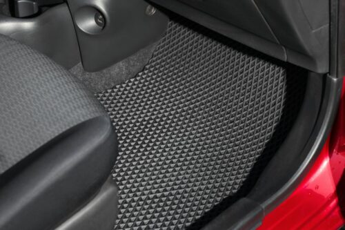 Jakie dywaniki samochodowe wybrać? Gumowe, welurowe, a może na wymiar?