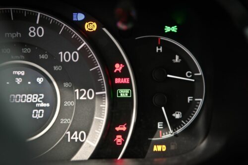 Kontrolki w samochodzie – co oznaczają i kiedy należy reagować?