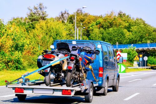 Przyczepa na motocykle – przewoź swój jednoślad bezpiecznie
