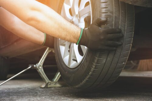 Opony asymetryczne – czym się różnią i kiedy warto je mieć?