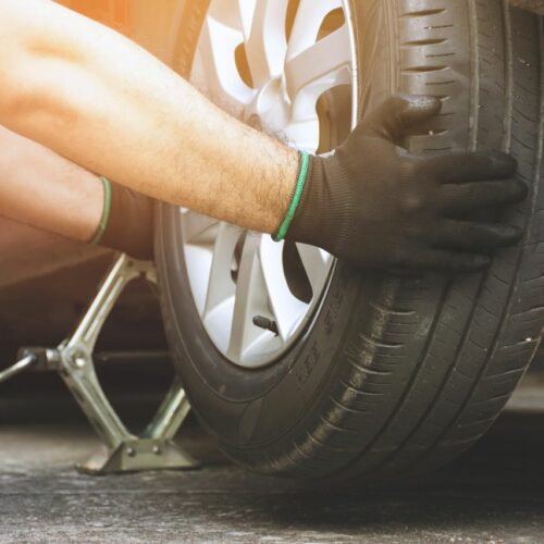 Opony asymetryczne – czym się różnią i kiedy warto je mieć?