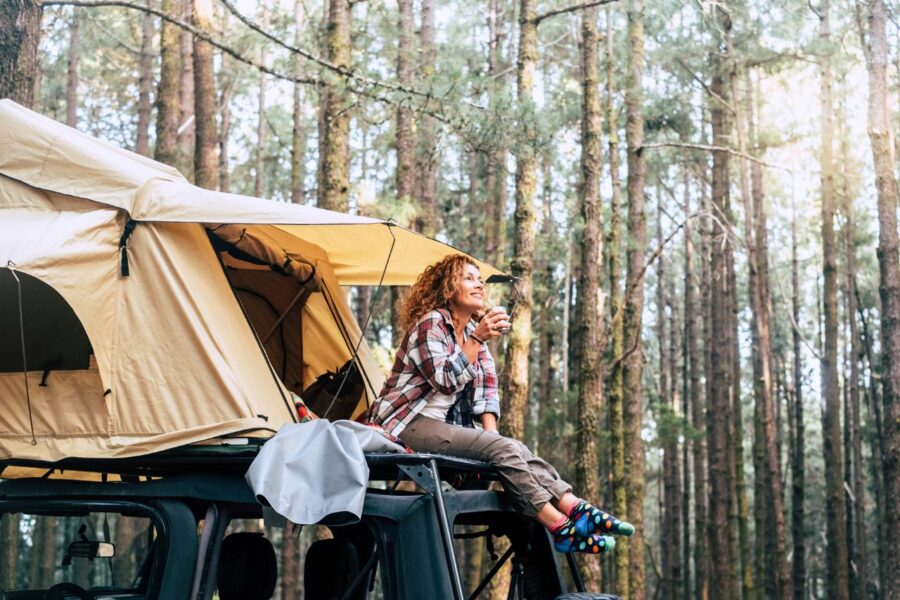 Namioty na dach samochodu – camping na nowym poziomie